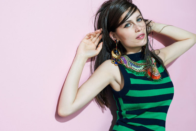 Яркие полосы Летиции Касты в Vogue Brazil