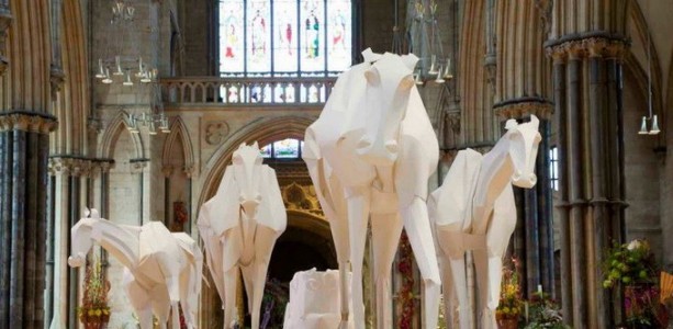 Бумажные скульптуры лошадей в натуральную величину в Lincoln Cathedral Бумажные скульптуры лошадей в натуральную величину в Lincoln Cathedral